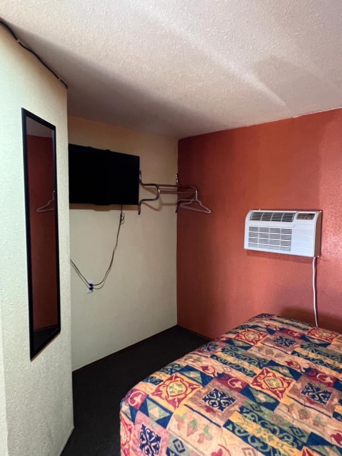Economy Inn Odessa Exteriör bild